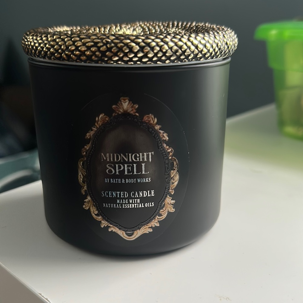 Bath and body Halloween candle. Midnight spell